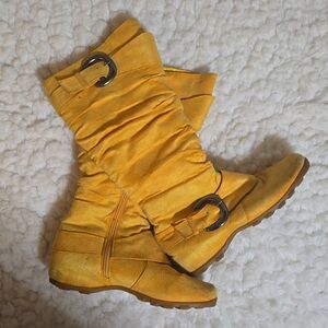🏵 Yellow faux suede boots 🏵